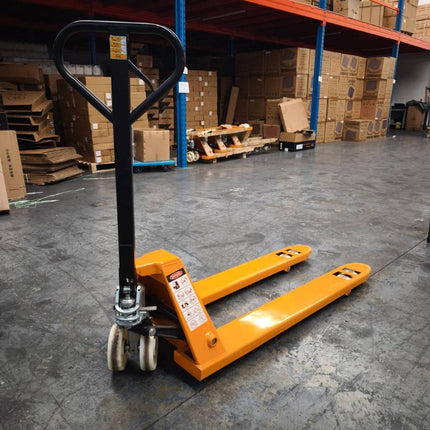 ็🔥พร้อมส่ง🔥Hand Pallet แฮนลิฟท์ รถลากพาเลท กระบอกน้ำมันในตัว ขายกเสริมเหล็กหนา 2ตัน กว้าง 550mm