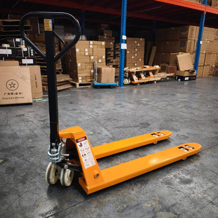 ็🔥พร้อมส่ง🔥Hand Pallet แฮนลิฟท์ รถลากพาเลท กระบอกน้ำมันในตัว ขายกเสริมเหล็กหนา 2ตัน กว้าง 550mm
