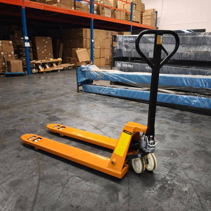 ็🔥พร้อมส่ง🔥Hand Pallet แฮนลิฟท์ รถลากพาเลท กระบอกน้ำมันในตัว ขายกเสริมเหล็กหนา 2ตัน กว้าง 550mm