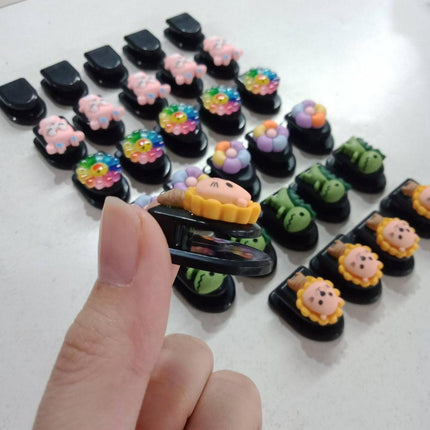 🔥พร้อมส่ง🔥ตะขอ แขวนรถยนต์ แขวนของ แขวนกระเป๋า ลายการ์ตูนน่ารักๆ ขนาดเล็ก สําหรับติดในรถยน ราคา 5 ชิ้น 10 ชิ้น  /คละลาย