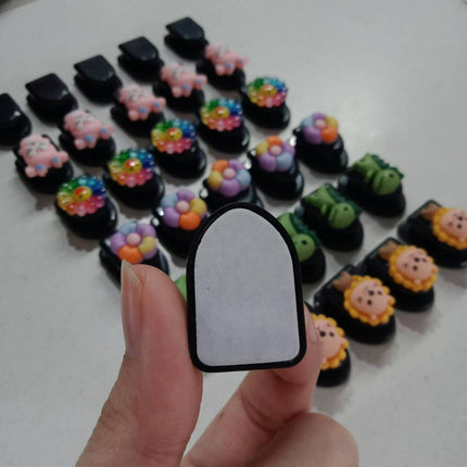 🔥พร้อมส่ง🔥ตะขอ แขวนรถยนต์ แขวนของ แขวนกระเป๋า ลายการ์ตูนน่ารักๆ ขนาดเล็ก สําหรับติดในรถยน ราคา 5 ชิ้น 10 ชิ้น  /คละลาย