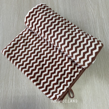 [พร้อมส่ง] ผ้าเช็ดตัว 300G (แกรม) ชนิดผ้าคอรัลฟลีซ รุ่นหนานุ่มพิเศษ ใช้งานอเนกประสงค์ ซับน้ำดี เย็บขอบอย่างดี มีหลายขนาด