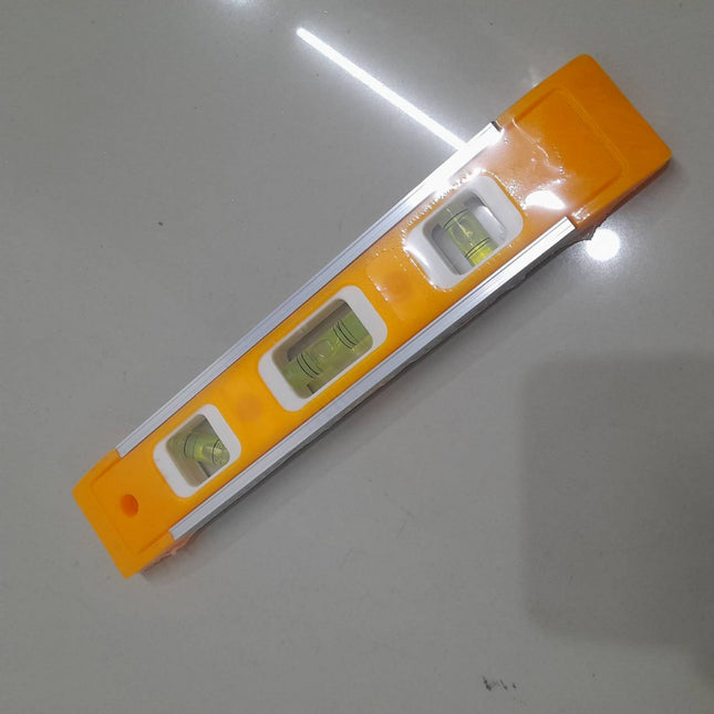 ระดับน้ำ แถบแม่เหล็ก ขนาด 9 นิ้วมีความแม่นยำ เที่ยงตรงใช้งานง่าย ราคาประหยัด น้ำหนักเบา พกพาสะดวก สินค้าพร้อมส่งในไทย